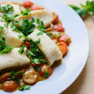 Wysokobiałkowe leniwe z sosem pesto i pomidorkami koktajlowymi