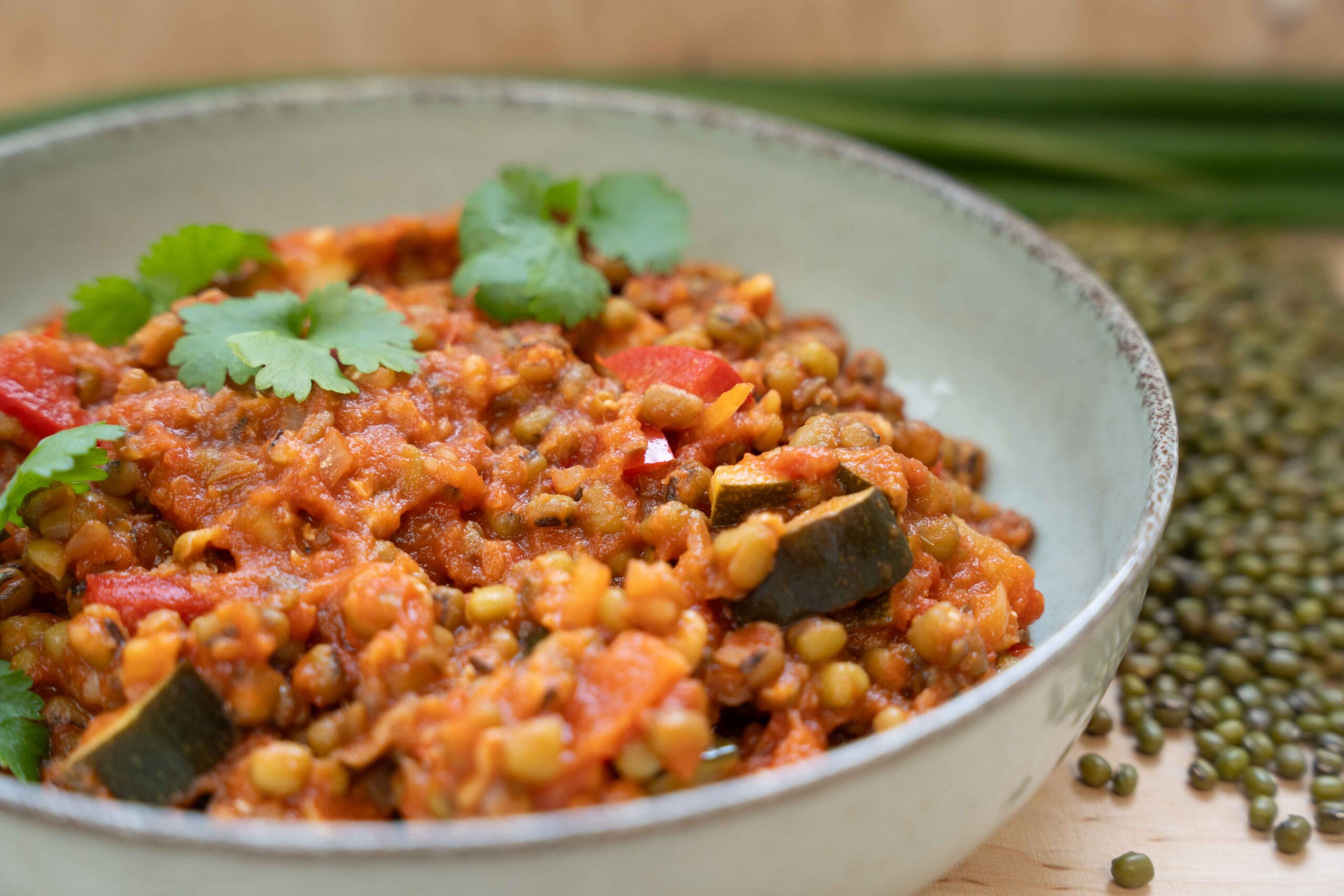 Wegański gulasz z fasolą mung - obrazek 4