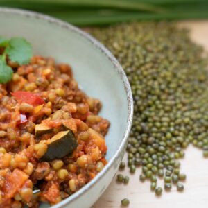 Wegański gulasz z fasolą mung