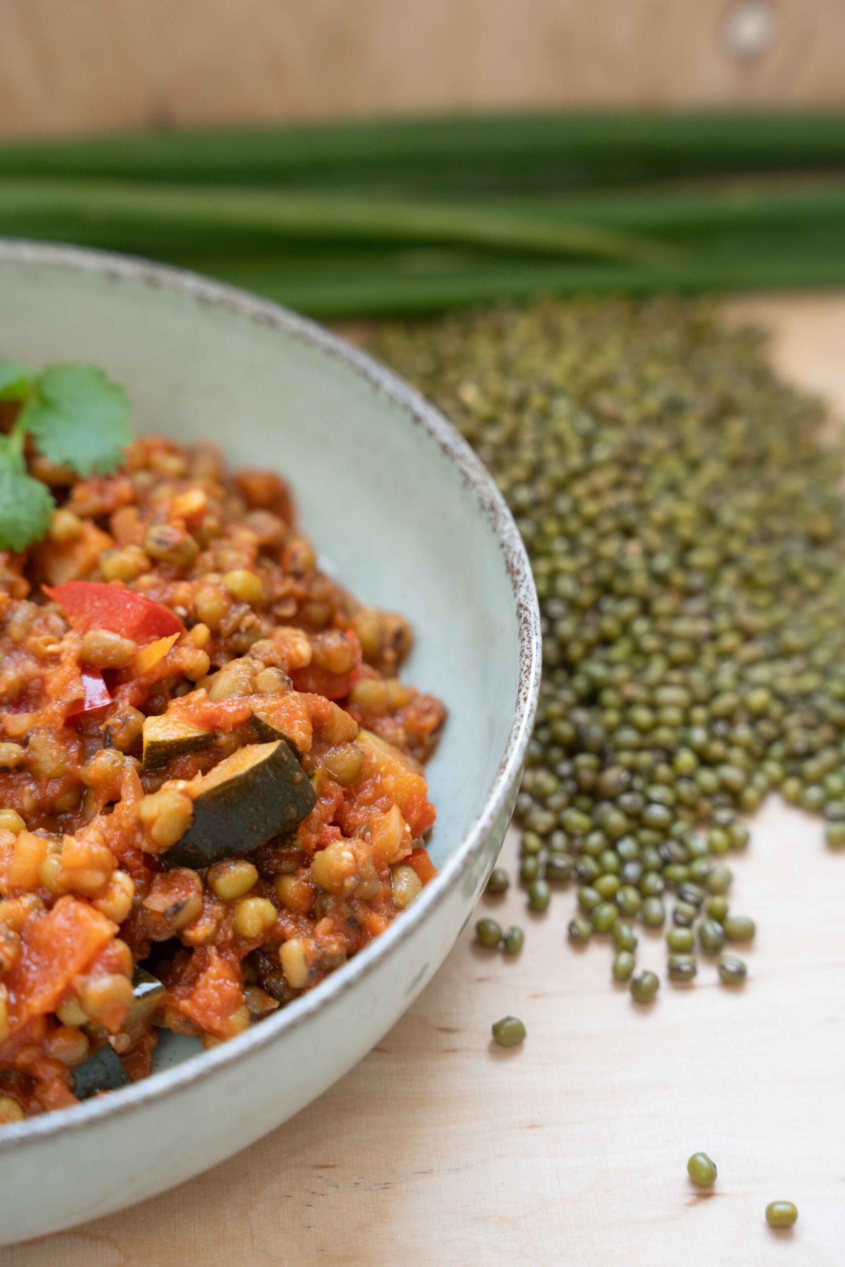 Wegański gulasz z fasolą mung