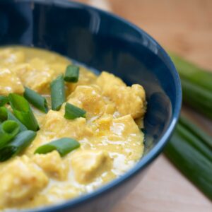 Curry z kurczakiem w sosie kokosowo-orzechowym z fasolką szparagową