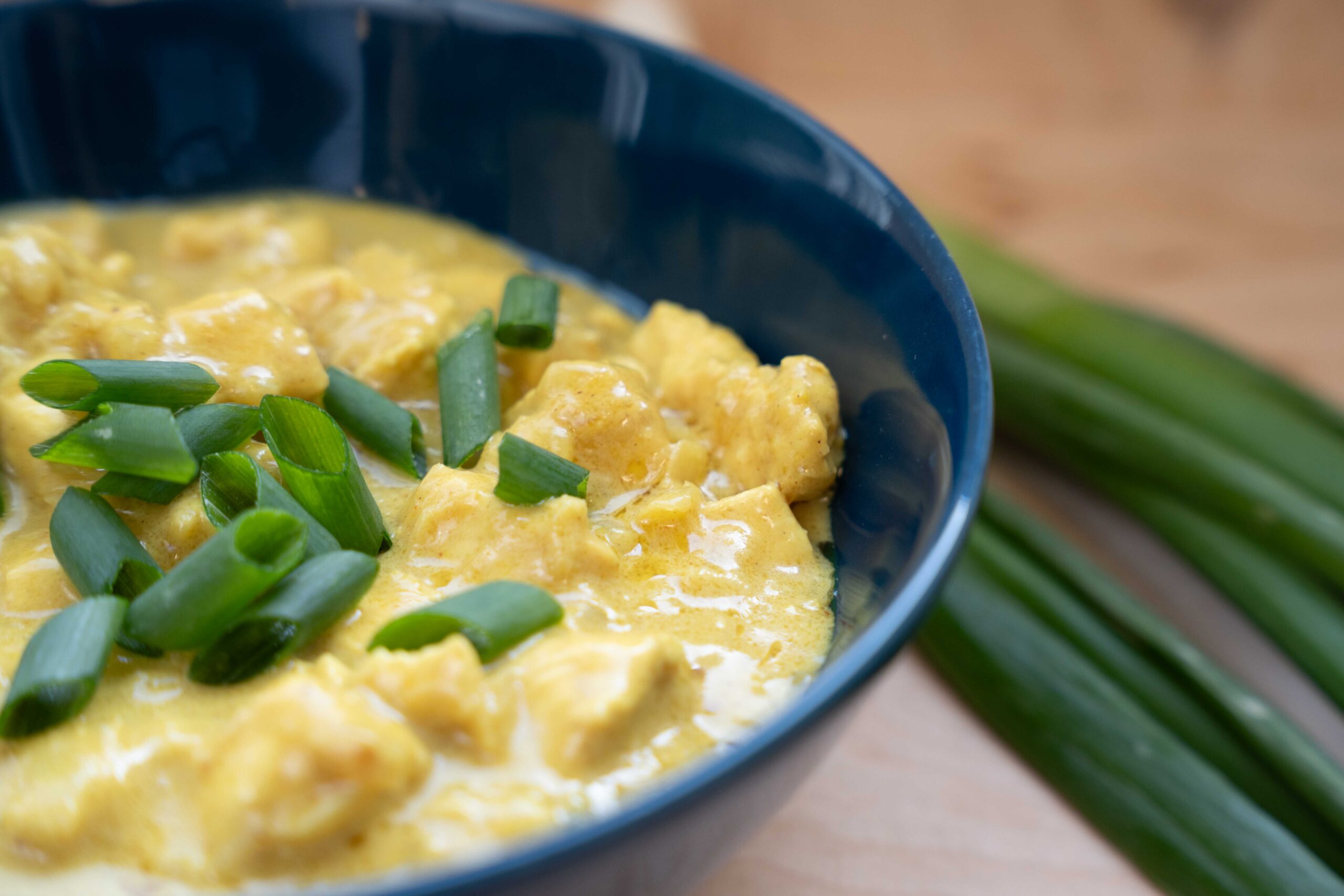 Curry z kurczakiem w sosie kokosowo-orzechowym z fasolką szparagową