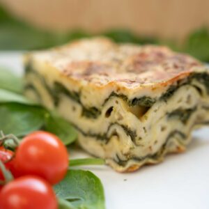 Kremowa lasagne z sosem beszamelowym i szpinakiem