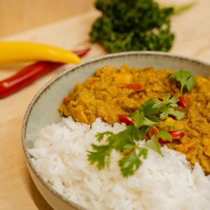 Wegański dahl z soczewicy z ryżem