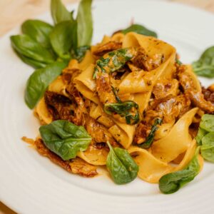 Makaron pappardelle w sosie z suszonych pomidorów ze szpinakiem