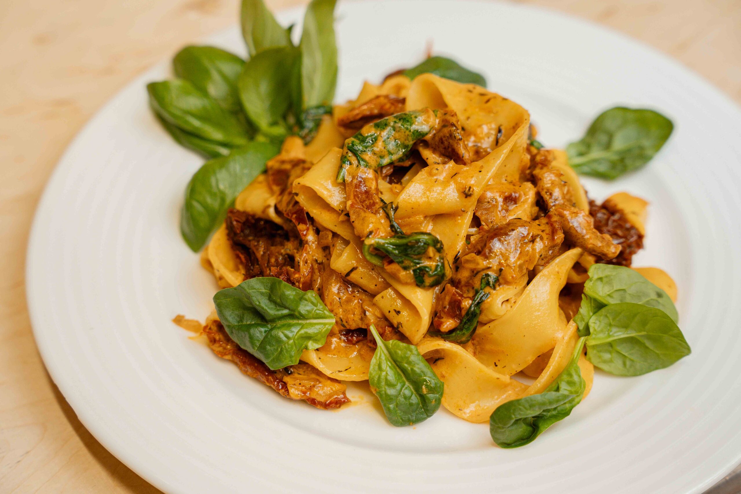 Makaron pappardelle w sosie z suszonych pomidorów ze szpinakiem