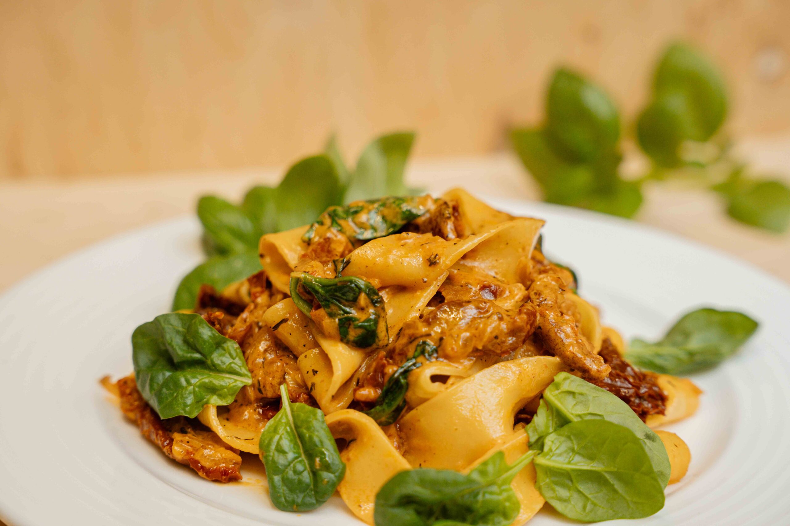 Makaron pappardelle w sosie z suszonych pomidorów ze szpinakiem - obrazek 3