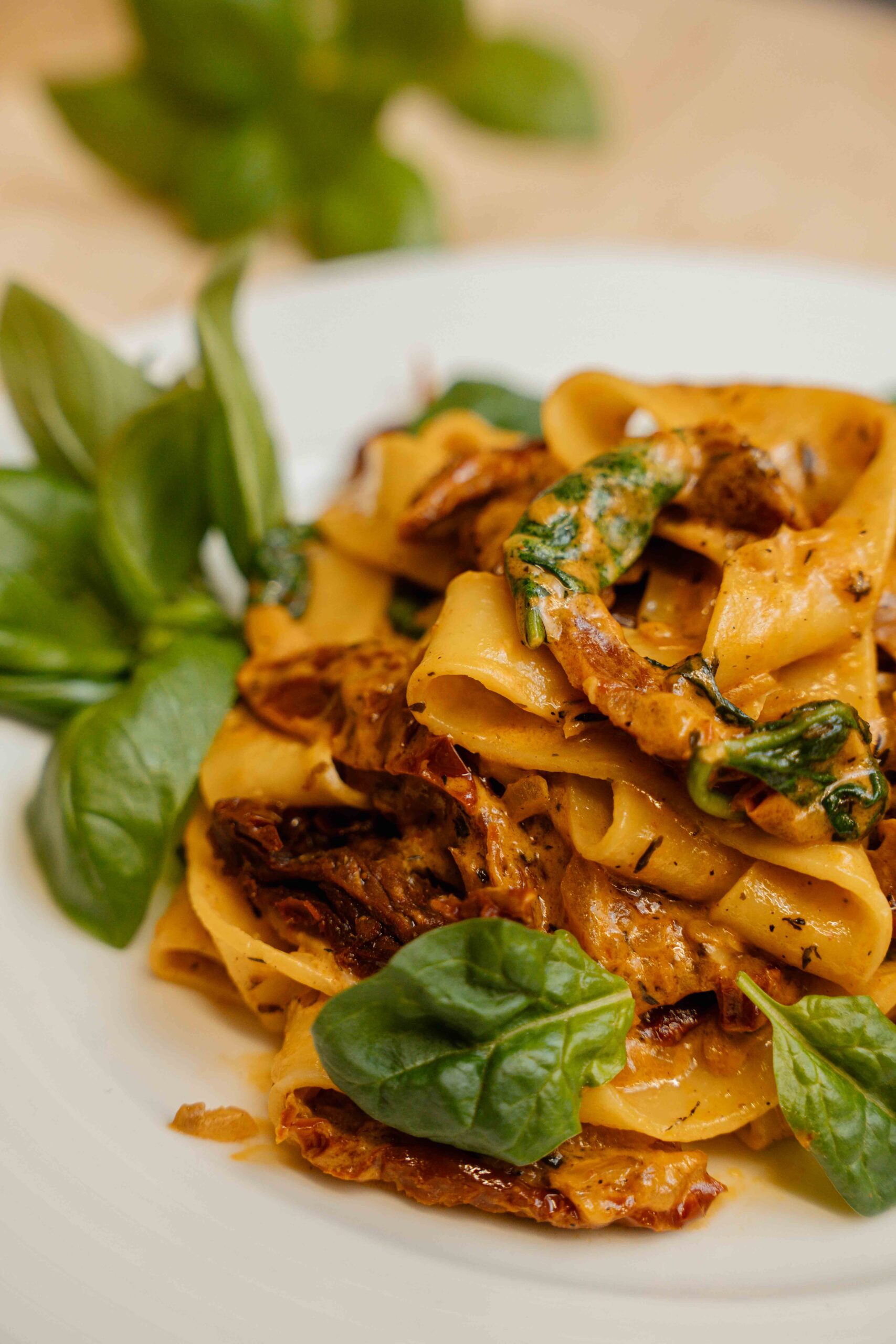 Makaron pappardelle w sosie z suszonych pomidorów ze szpinakiem - obrazek 4