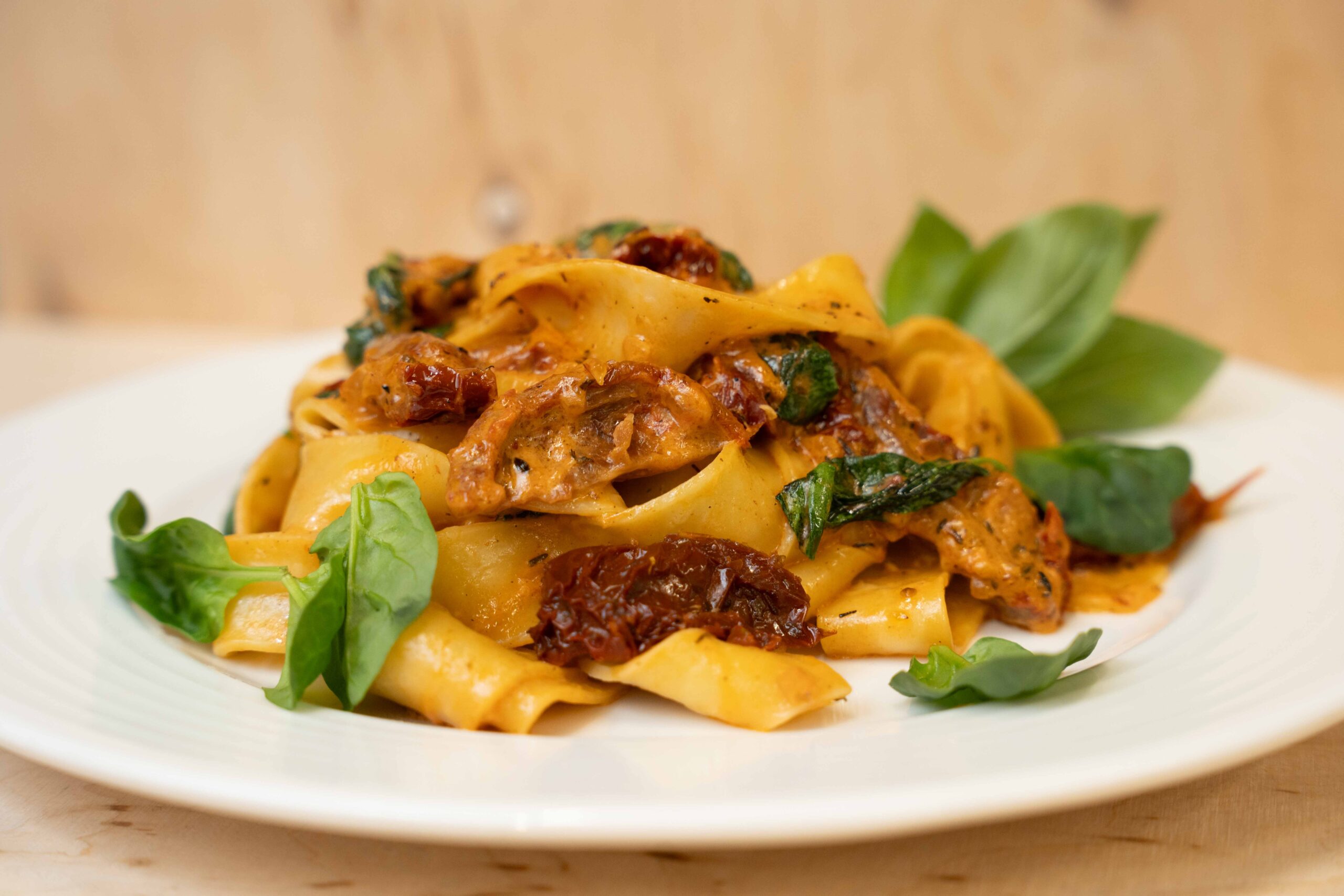 Makaron pappardelle w sosie z suszonych pomidorów ze szpinakiem - obrazek 5