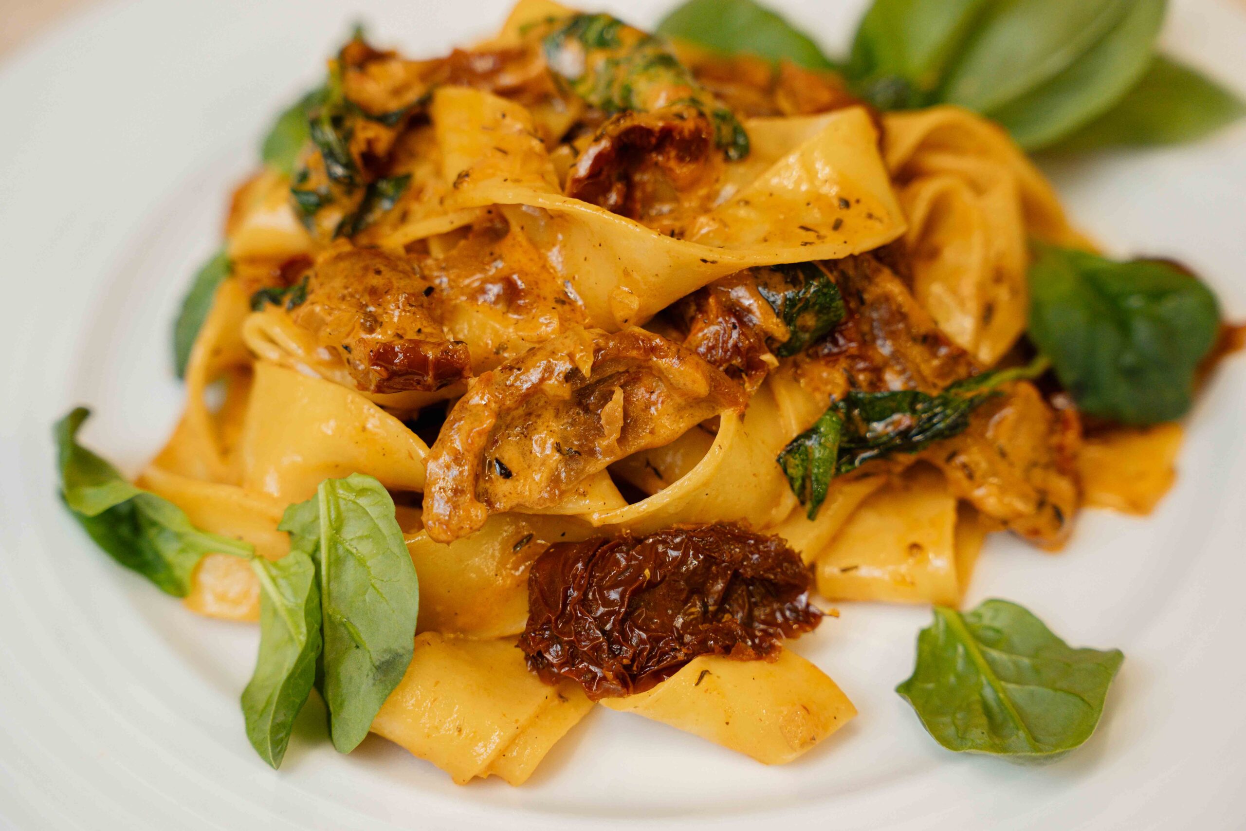 Makaron pappardelle w sosie z suszonych pomidorów ze szpinakiem - obrazek 6