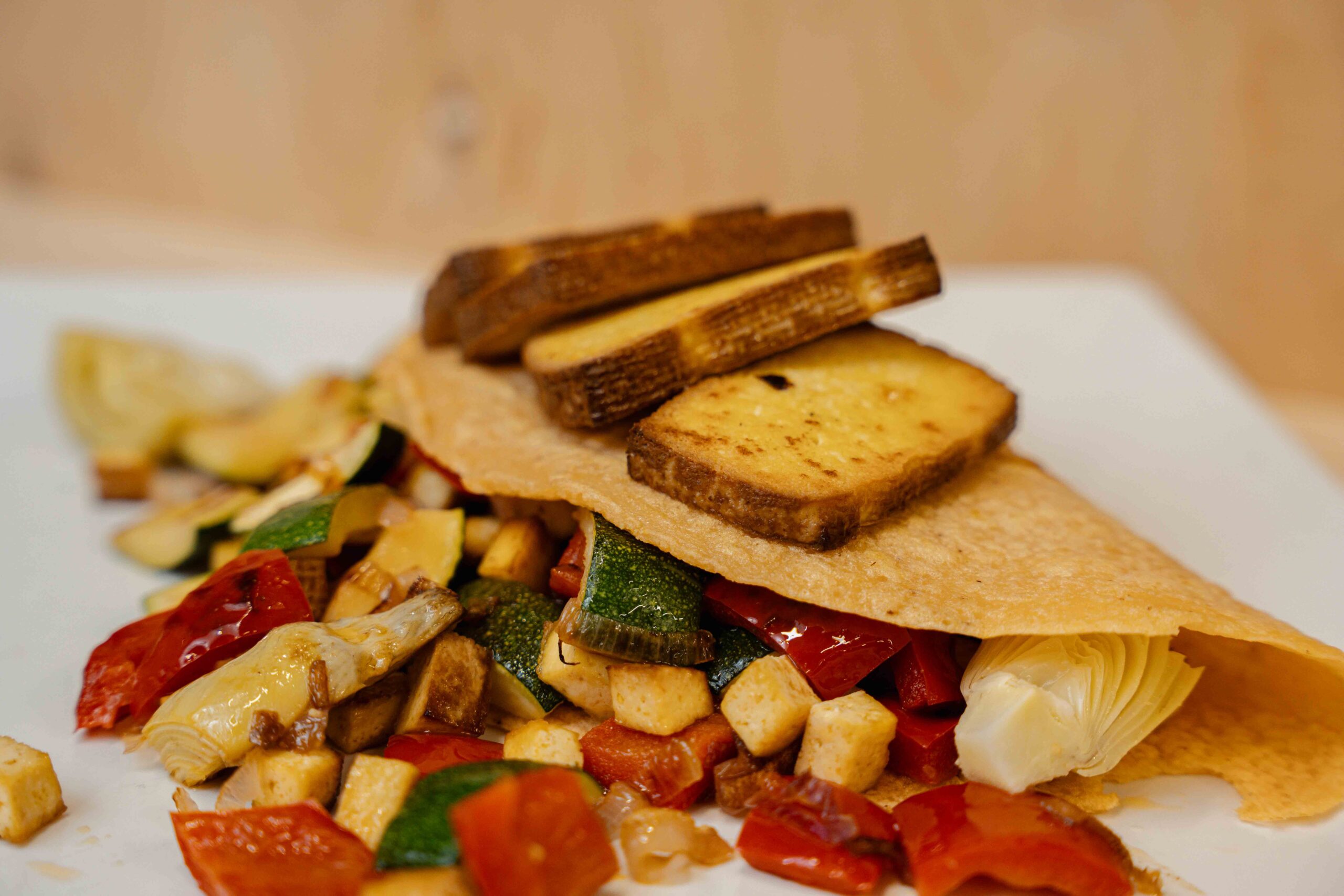 Wegański naleśnik z czerwonej soczewicy z warzywami, wędzonym tofu i wegańskim sosem czosnkowym - obrazek 2