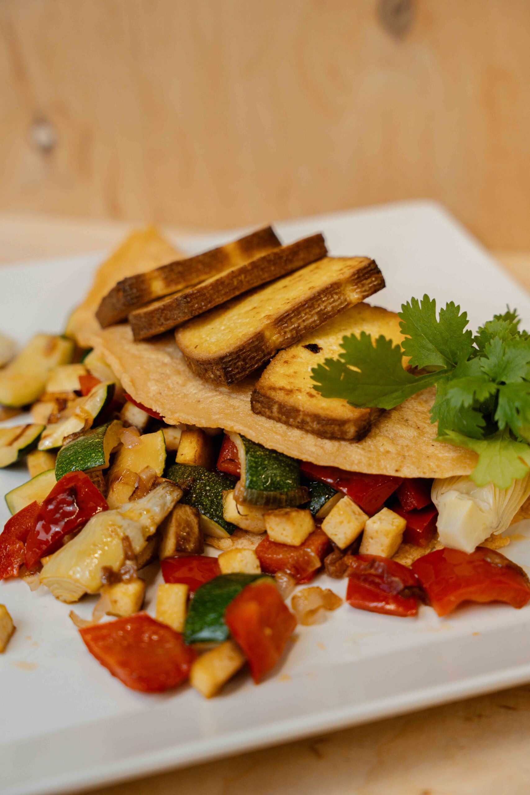 Wegański naleśnik z czerwonej soczewicy z warzywami, wędzonym tofu i wegańskim sosem czosnkowym - obrazek 3