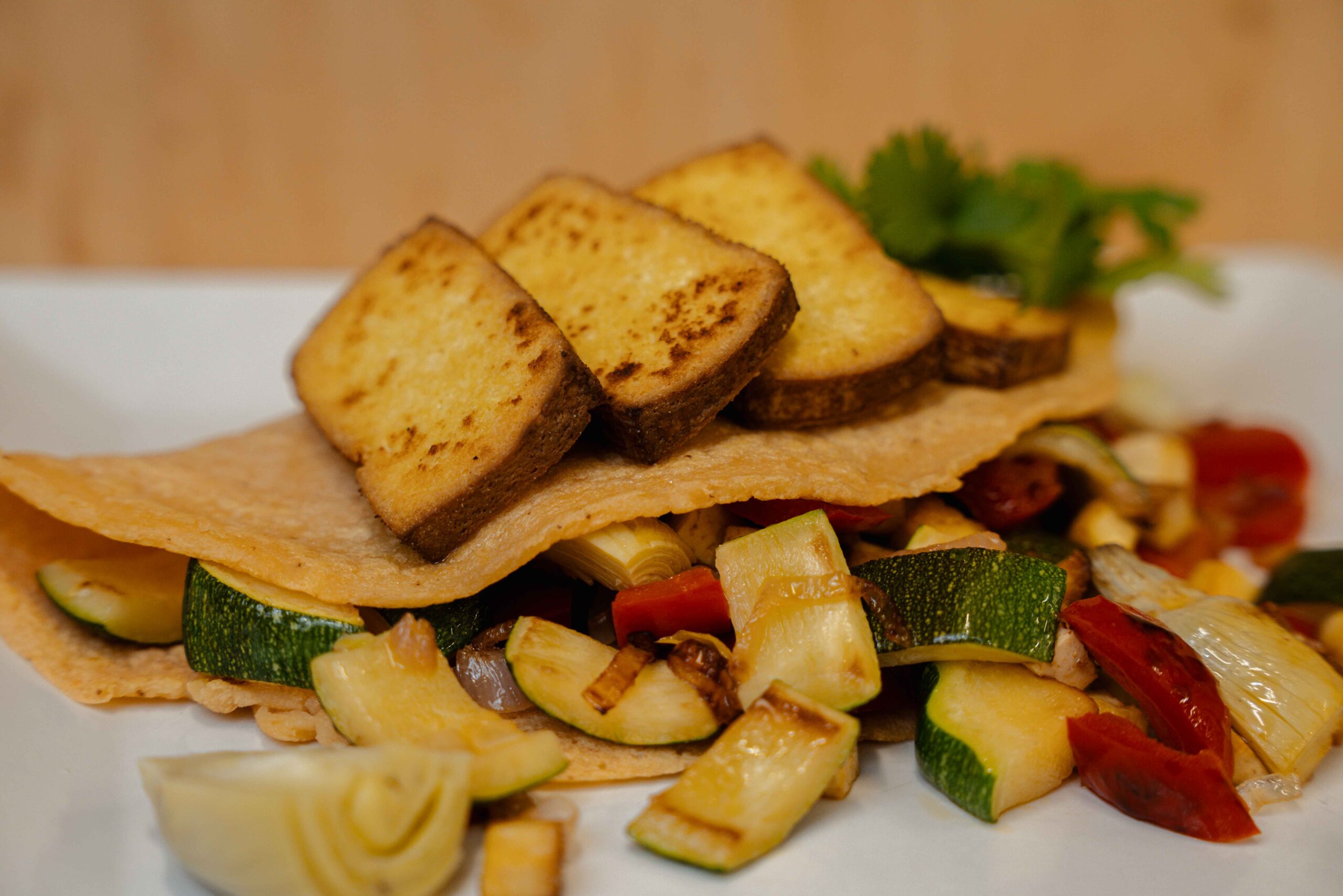 Wegański naleśnik z czerwonej soczewicy z warzywami, wędzonym tofu i wegańskim sosem czosnkowym - obrazek 4