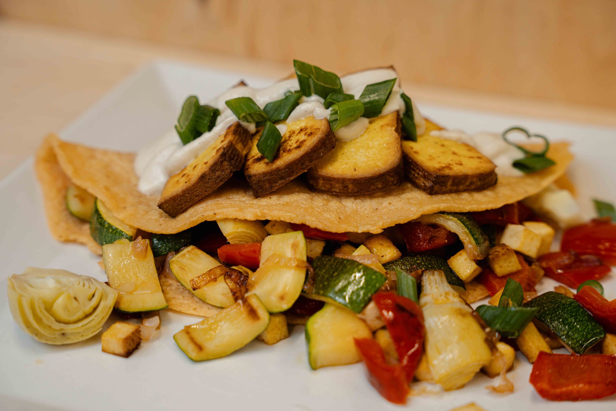 Wegański naleśnik z czerwonej soczewicy z warzywami, wędzonym tofu i wegańskim sosem czosnkowym - obrazek 5