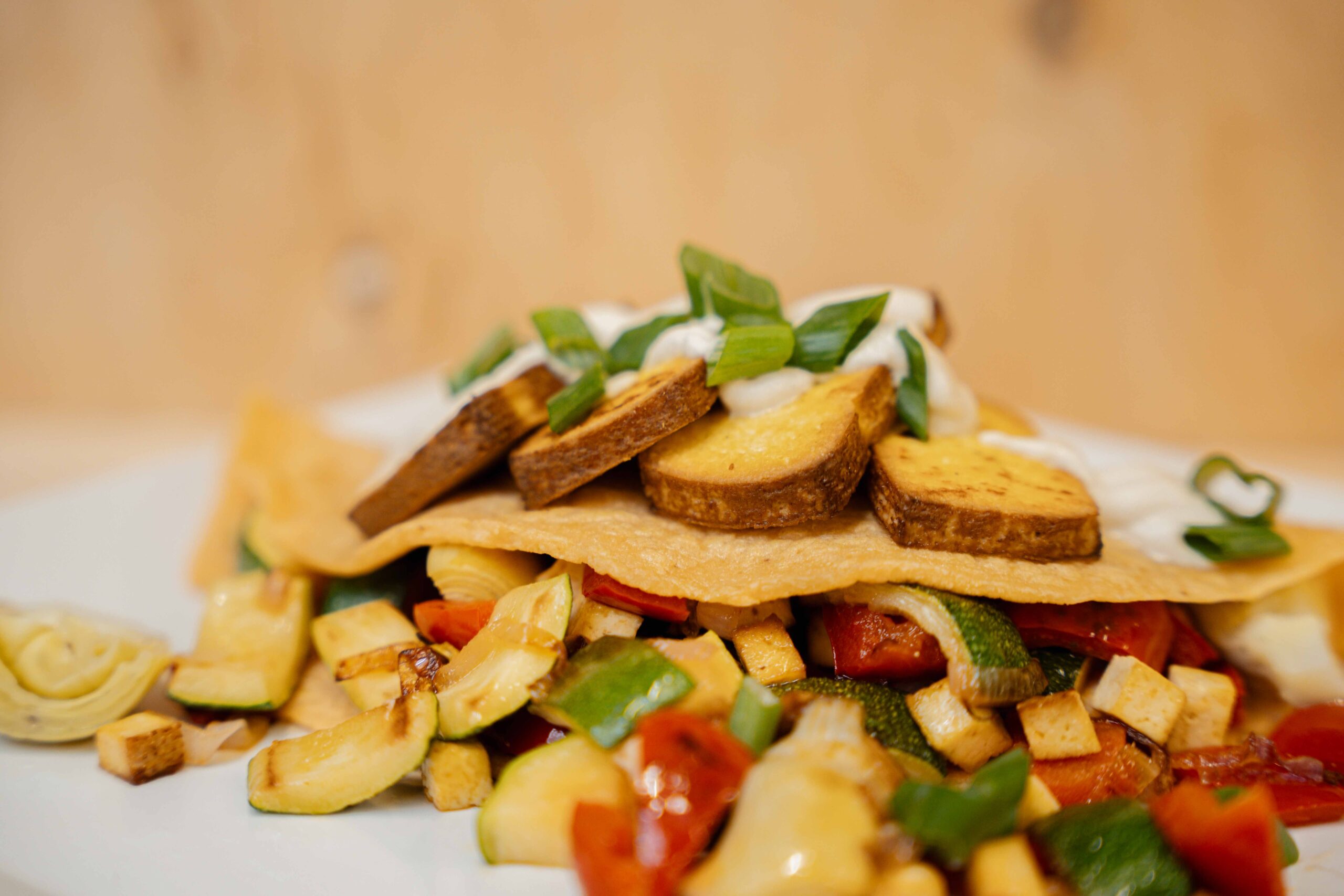 Wegański naleśnik z czerwonej soczewicy z warzywami, wędzonym tofu i wegańskim sosem czosnkowym - obrazek 6