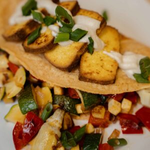 Wegański naleśnik z czerwonej soczewicy z warzywami, wędzonym tofu i wegańskim sosem czosnkowym