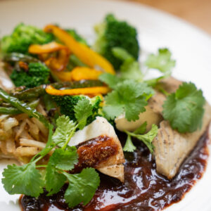 Dorsz w sosie śliwkowym podany z warzywami z woka