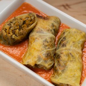Gołąbki faszerowane kaszą pęczak z warzywami i boczniakiem smażonym w paście miso