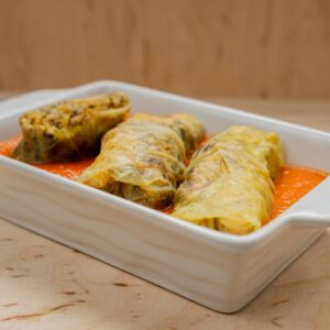 Gołąbki faszerowane ryżem i soczewicą z warzywami i pieczarkami podawane z sosem pomidorowym