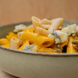 Makaron pełnoziarnisty w sosie z pieczonej papryki z serem pleśniowym Dor Blue i prażonymi pestkami dyni