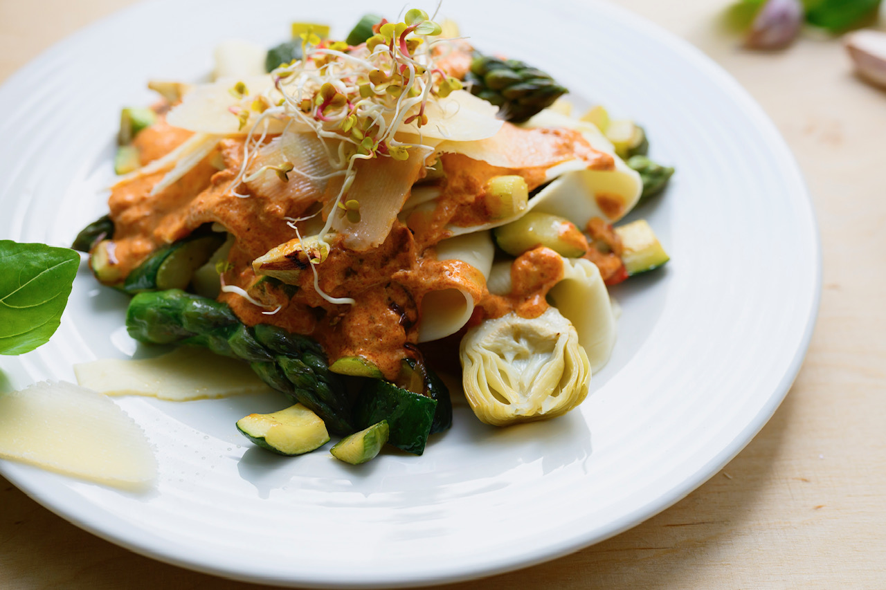 Otwarta lasagne z warzywami, sosem z suszonych pomidorów i płatkami parmezanu - obrazek 2