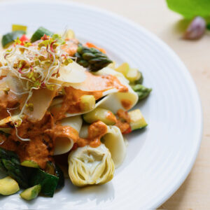 Otwarta lasagne z warzywami, sosem z suszonych pomidorów i płatkami parmezanu