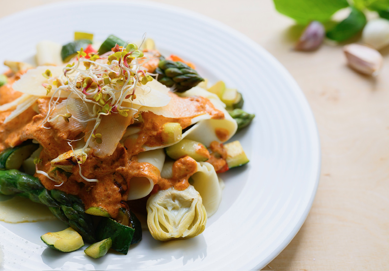 Otwarta lasagne z warzywami, sosem z suszonych pomidorów i płatkami parmezanu