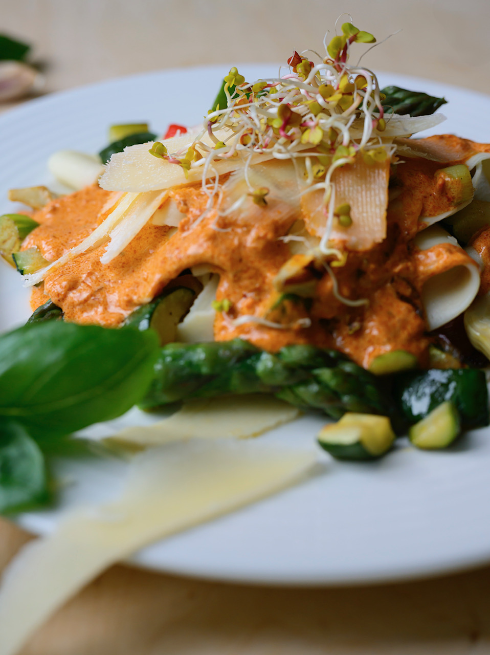 Otwarta lasagne z warzywami, sosem z suszonych pomidorów i płatkami parmezanu - obrazek 4