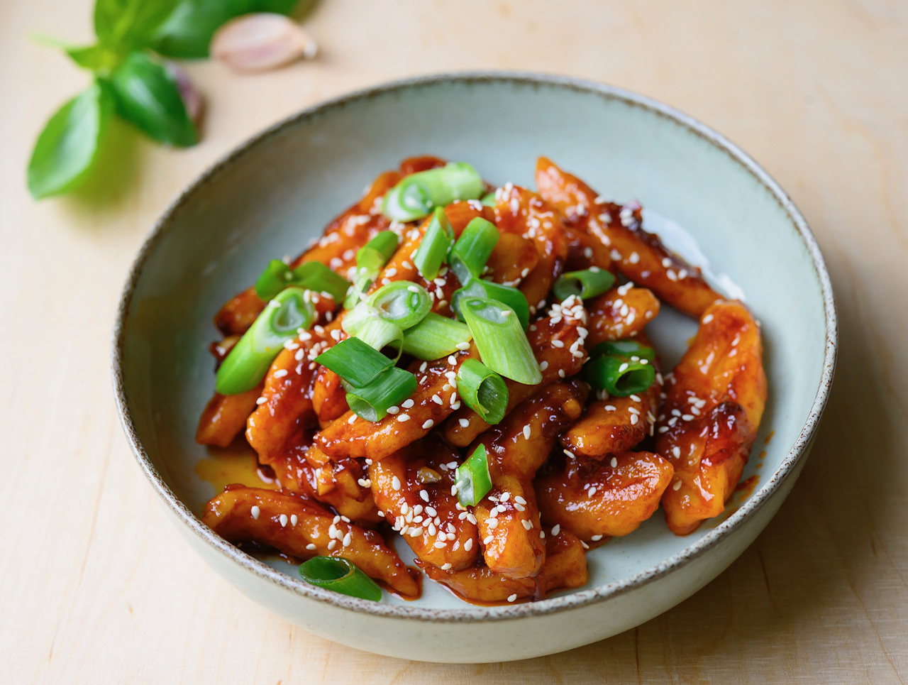 Wegańskie kopytka z batatów w sosie azjatyckim